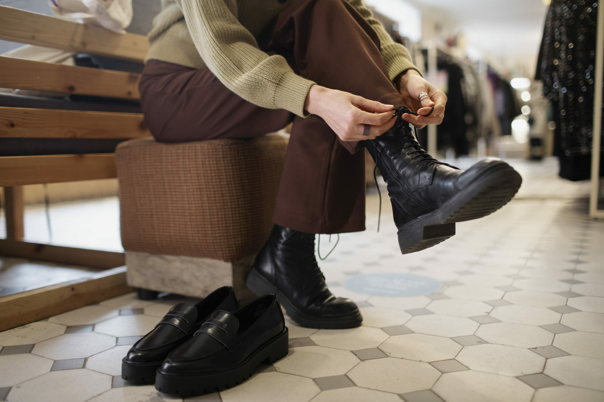 persona-que-busca-zapatos-en-el-mercado-de-segunda-mano