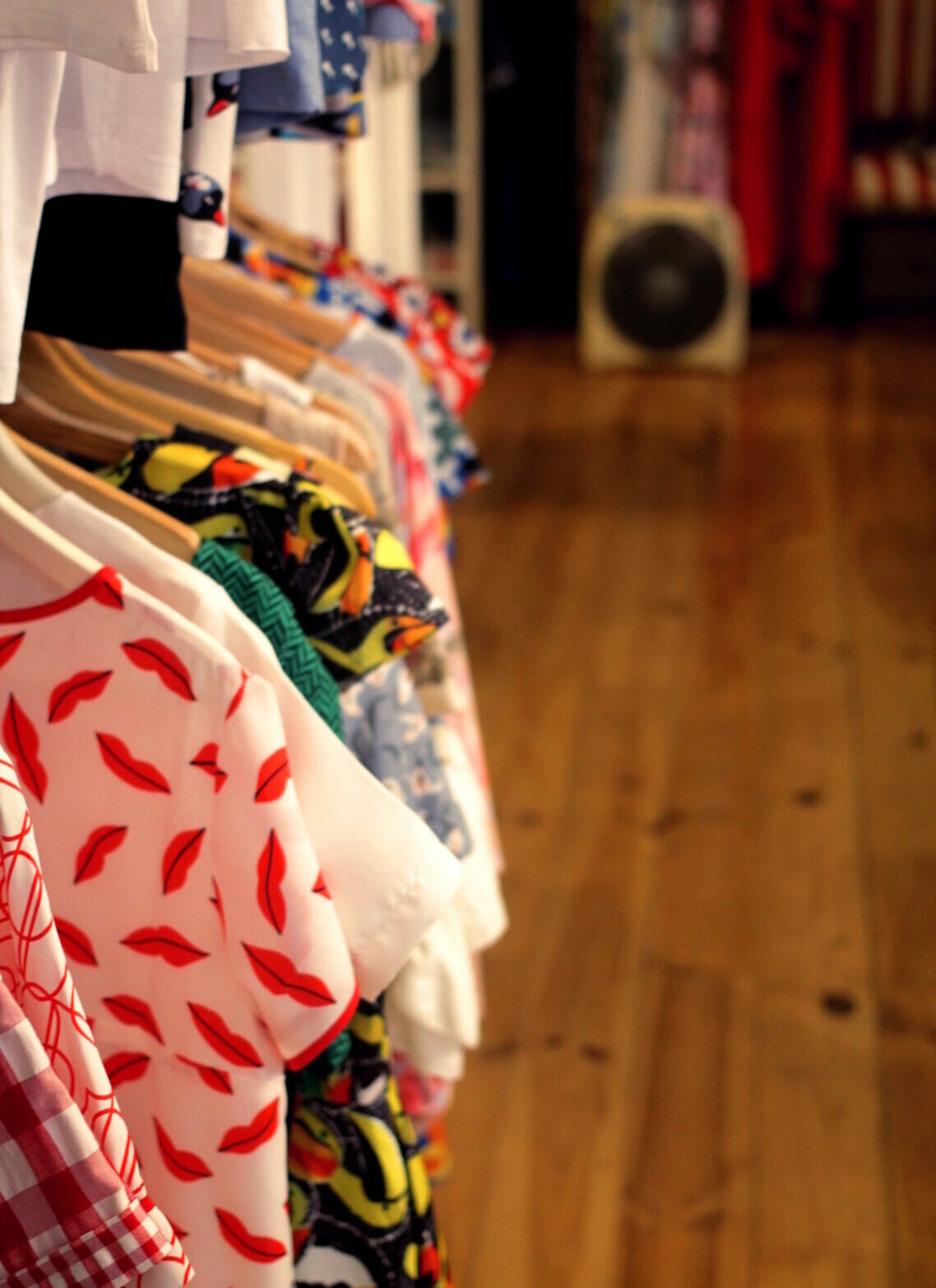 primer-plano-de-ropa-de-varios-colores-para-la-venta-en-la-tienda